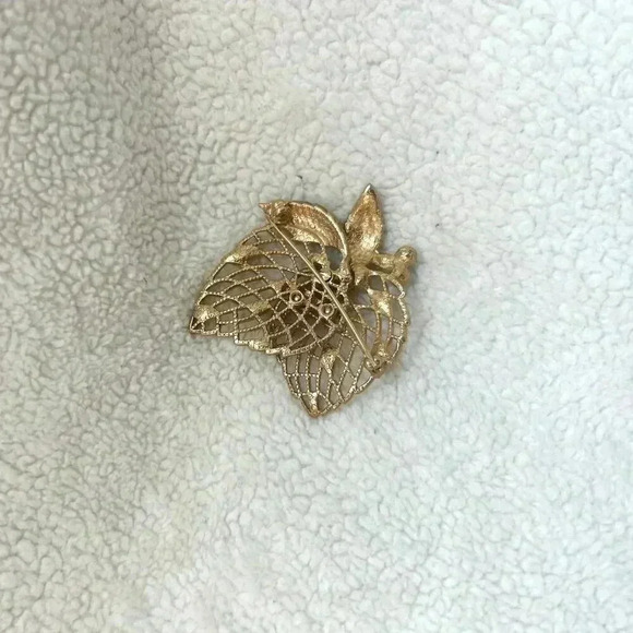 Vintage Gold Leaves With Green Stones Brooch Pin - Picture 2 of 4